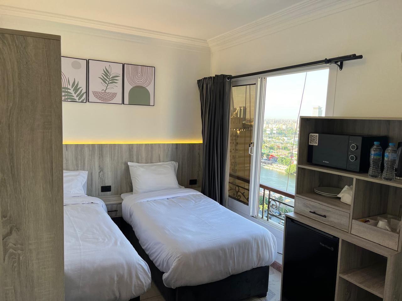 Habitación Deluxe con 1 cama doble o 2 individuales, vistas al río | Caja fuerte, escritorio, espacio para trabajar con un portátil