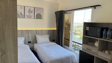 Habitación Deluxe con 1 cama doble o 2 individuales, vistas al río | Caja fuerte, escritorio, espacio para trabajar con un portátil