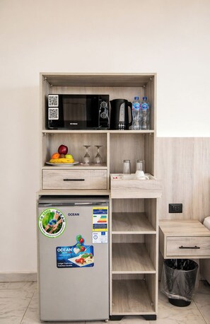 Chambre luxueuse double ou avec lits jumeaux, vue sur la ville | Coffre-fort, bureau, espace de travail pour ordinateurs portables