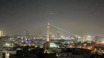 Caja de seguridad en la habitación y escritorio