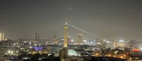 Kahden hengen deluxe-huone (yksi tai kaksi sänkyä), jokinäköala | Tallelokero huoneessa, työpöytä