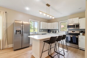 Jääkaappi, mikroaaltouuni, uuni, liesi