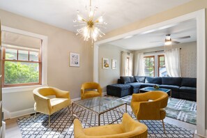 Televisio, pöytäjalkapallopöytä, kirjoja