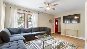 Télévision, baby-foot, livres