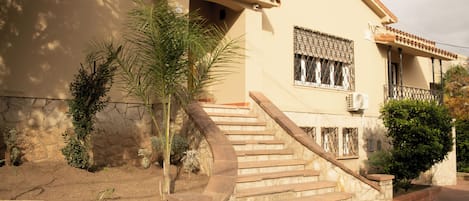 Fachada de la propiedad