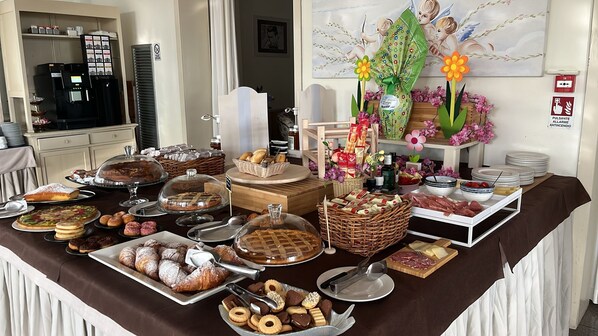 Dagelijks uitgebreid ontbijt (EUR 10 per persoon)