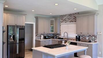 Kjøleskap, mikrobølgeovn, ovn og kokeplater