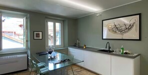 Kylskåp, spishäll, diskmaskin och mixer