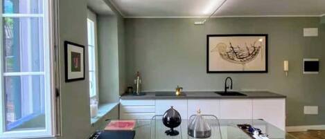 雪櫃、爐具、洗碗機、攪拌機