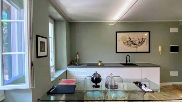 Kylskåp, spishäll, diskmaskin och mixer