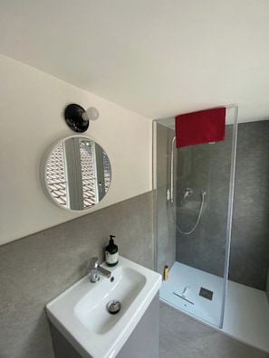 Dusche, Haartrockner, Handtücher, Seife
