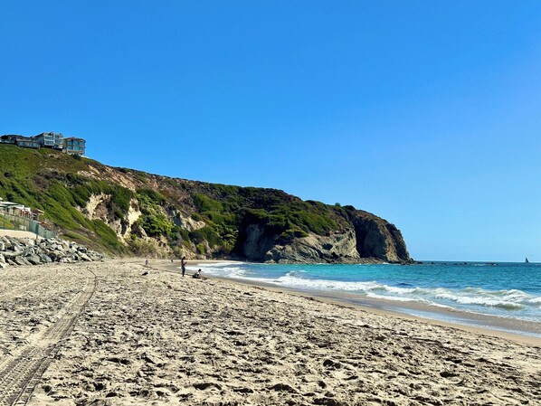 Beach nearby, sun loungers, beach towels