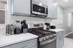 Fridge, microwave, oven, stovetop - Urban Charm / Family & Pet-friendly 3BR retreat by Newark Airport (Newark)