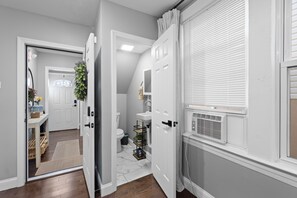 Dusj, hårføner, håndklær og såpe