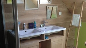 A bathroom with two sinks, wooden cabinets, a ladder, and mirrors on the wall. - Large, comfortable Grand-Cosquet Locmaria house on 800m2 wooded grounds (Locmaria)