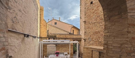 Deluxe Townhome, Courtyard View | Terrace/patio