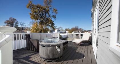 Charming newly renovated 3-bedroom house two blocks from sandy beach