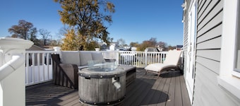 Charming newly renovated 3-bedroom house two blocks from sandy beach