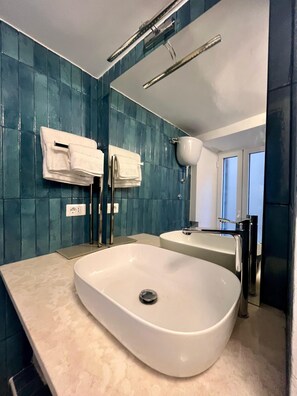 Hiustenkuivaaja, bidee, pyyhkeet, saippua