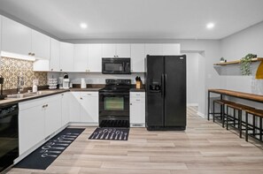 Fridge, microwave, oven, stovetop - 4 Bed,3 Bath, Hot tub, Fun Game Room, Fire Pit, 12 min NRG (Oak Hill)