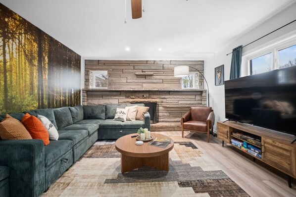 Smart TV, ping pong - 4 Bed,3 Bath, Hot tub, Fun Game Room, Fire Pit, 12 min NRG (Oak Hill)