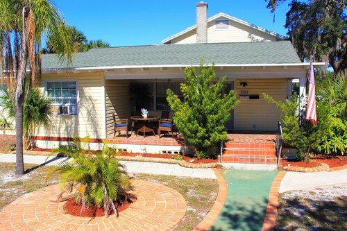 Charming studio in with shared Pool & backyard in sereneSt. Pete with WiFi, AC