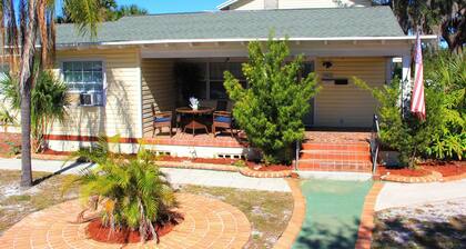 Charming studio in with shared Pool & backyard in sereneSt. Pete with WiFi, AC