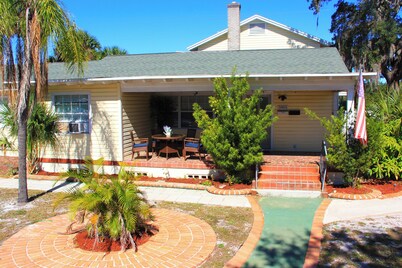 Charming studio in with shared Pool & backyard in sereneSt. Pete with WiFi, AC