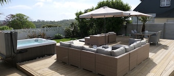 Charming 3-bedroom house with sea view and spa, close to shops and restaurants