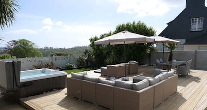 Charming 3-bedroom house with sea view and spa, close to shops and restaurants