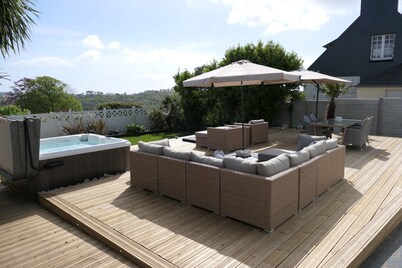 Charming 3-bedroom house with sea view and spa, close to shops and restaurants