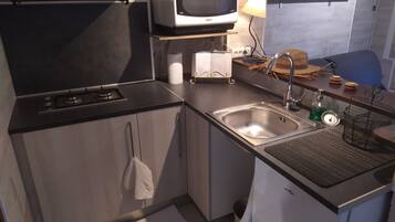 Réfrigérateur, micro-ondes, plaque de cuisson, bouilloire électrique