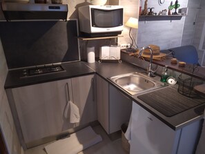 Fridge, microwave, stovetop, electric kettle