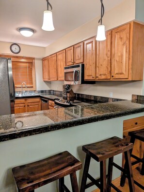 Micro-ondes, four, plaque de cuisson, lave-vaisselle