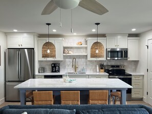 Refrigerador, microondas, horno, placa de cocina