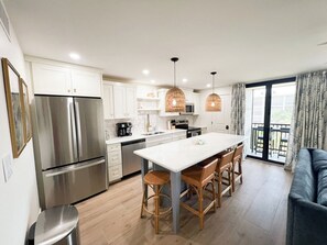 ثلاجة، ميكروويف، فرن، موقد طهي مسطح