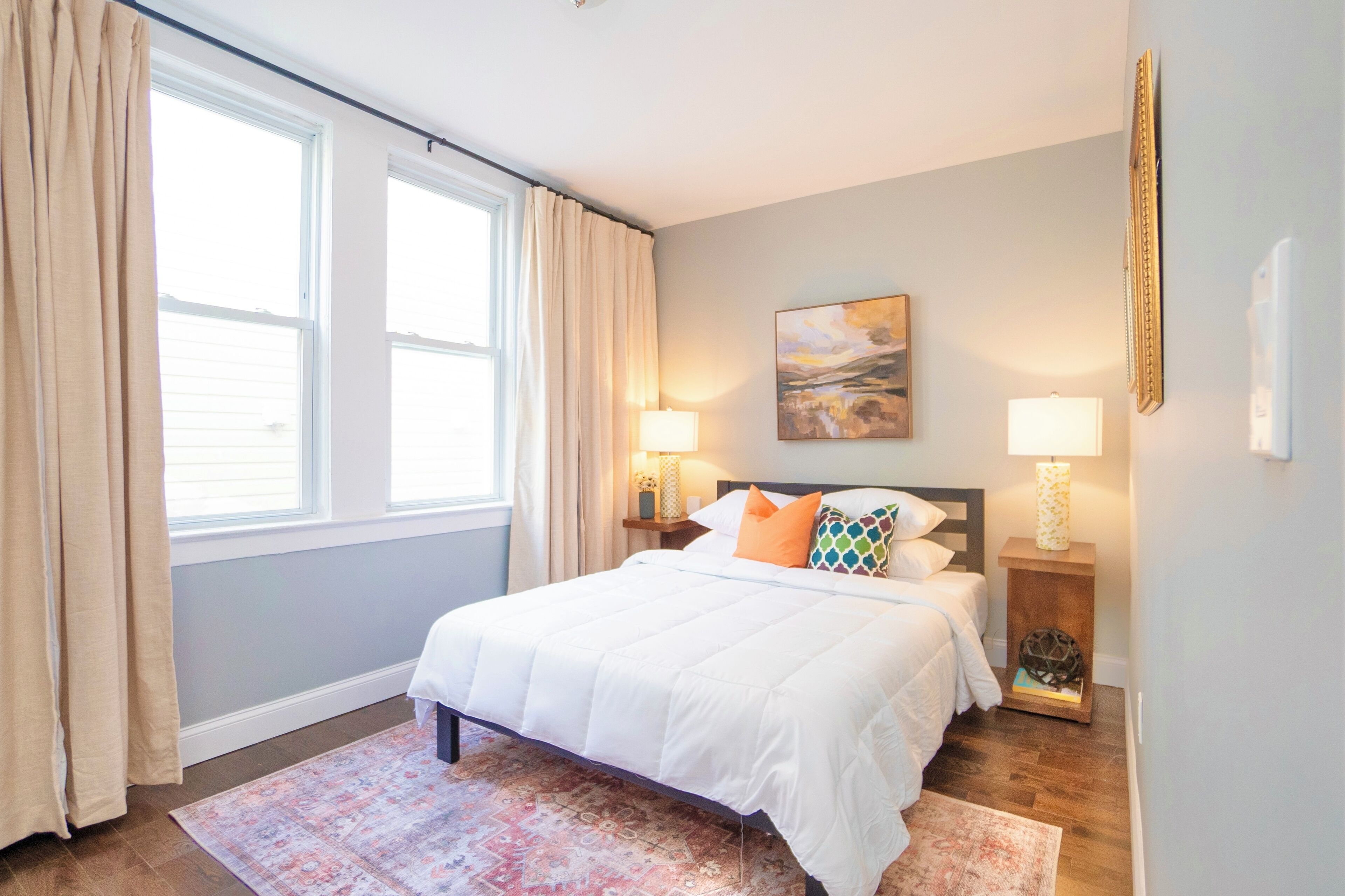 3 عدّة غرف نوم وخزنة داخل الغرفة ومكواة/لوح كي وسرير سفر