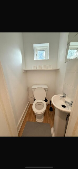 Hårtork, handdukar, tvål och toalettpapper