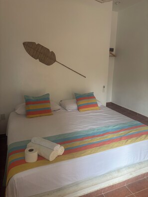 Literie hypoallergénique, surmatelas, minibar, bureau