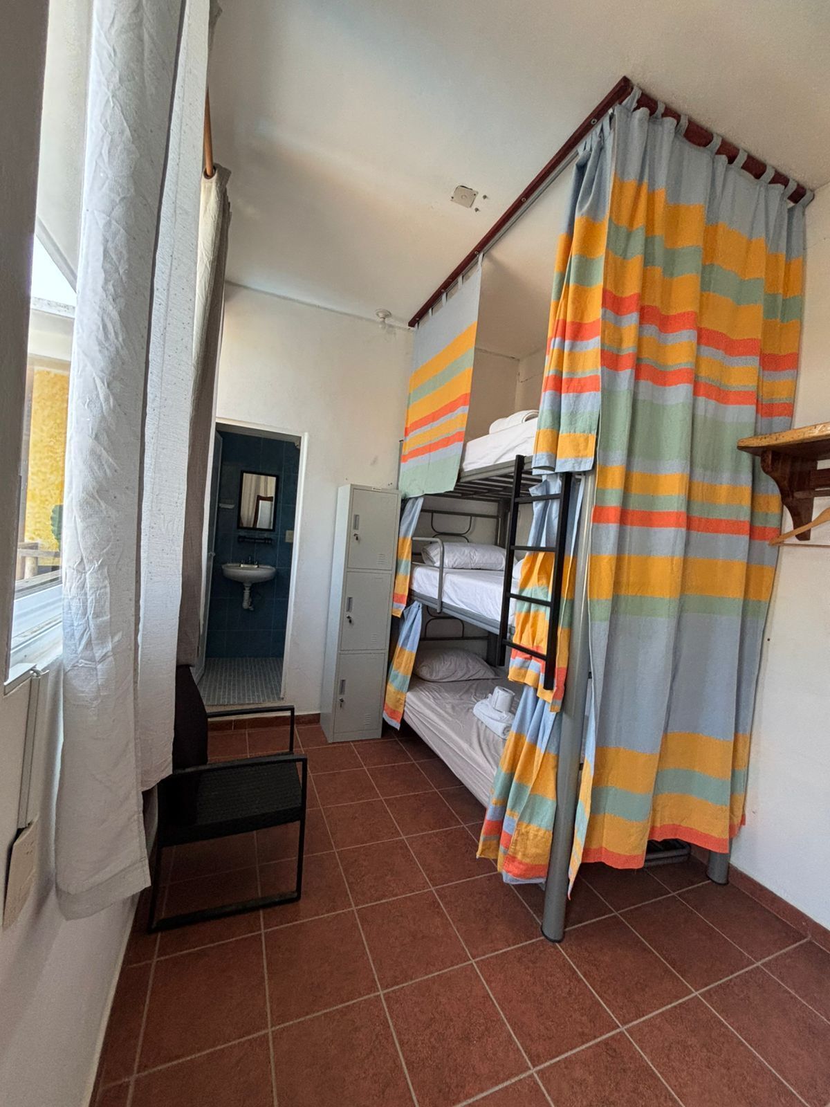 Felles sovesal – classic, bassengutsikt | Allergitestet sengetøy, senger med overmadrass, minibar og skrivebord