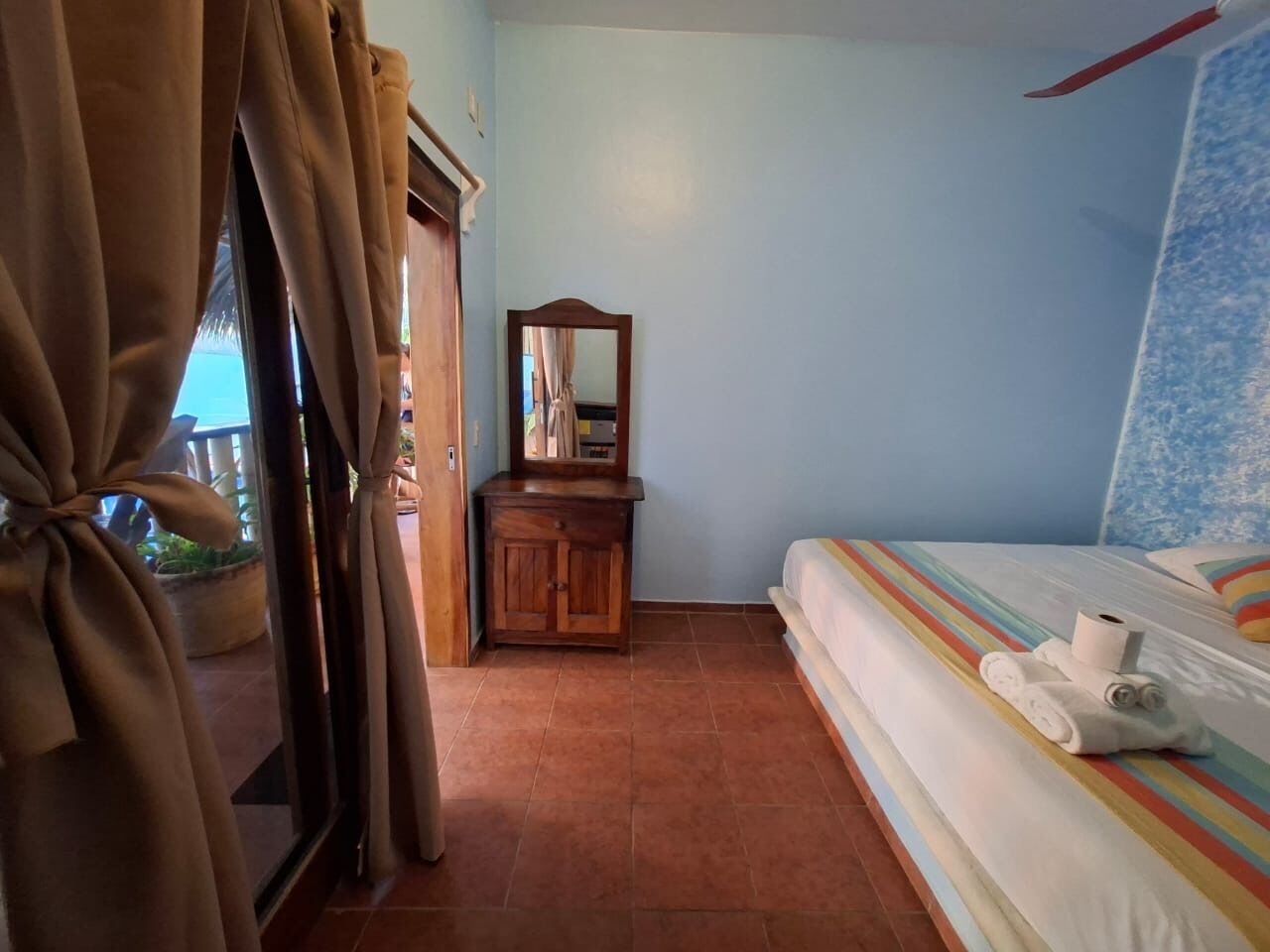 Dobbeltrom for 1 person – standard, bassengutsikt | Allergitestet sengetøy, senger med overmadrass, minibar og skrivebord