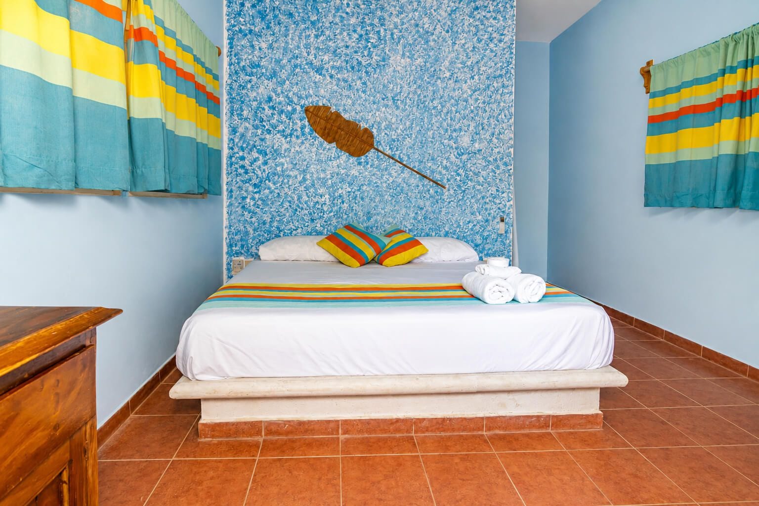 Habitación doble estándar de uso individual, vista a la alberca | Ropa de cama hipoalergénica, camas con pillow-top, minibar y escritorio 