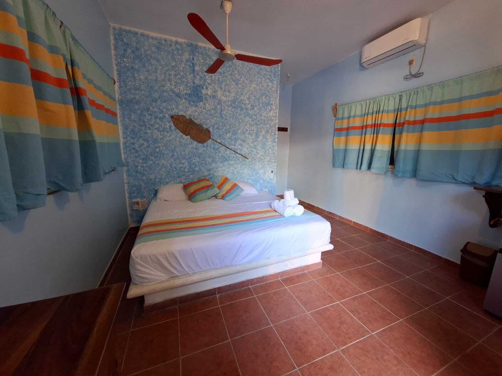 Dobbeltrom for 1 person – comfort, bassengutsikt | Allergitestet sengetøy, senger med overmadrass, minibar og skrivebord