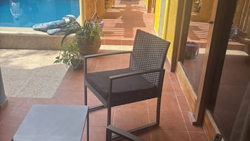 Chambre Double Deluxe pour 1 personne, vue piscine | Terrasse/Patio