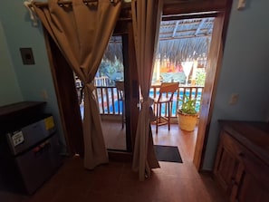 Habitación estándar doble de uso individual, vistas a la piscina | Ropa de cama hipoalergénica, colchones con acolchado adicional, minibar