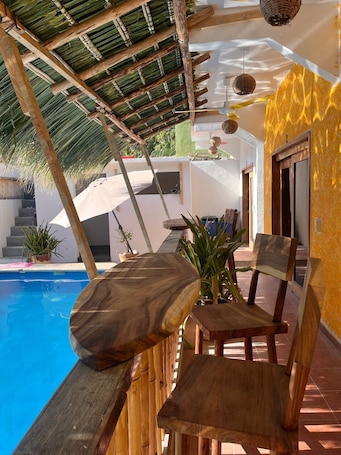 舒适双人房(单人入住), 泳池景观 | 露台