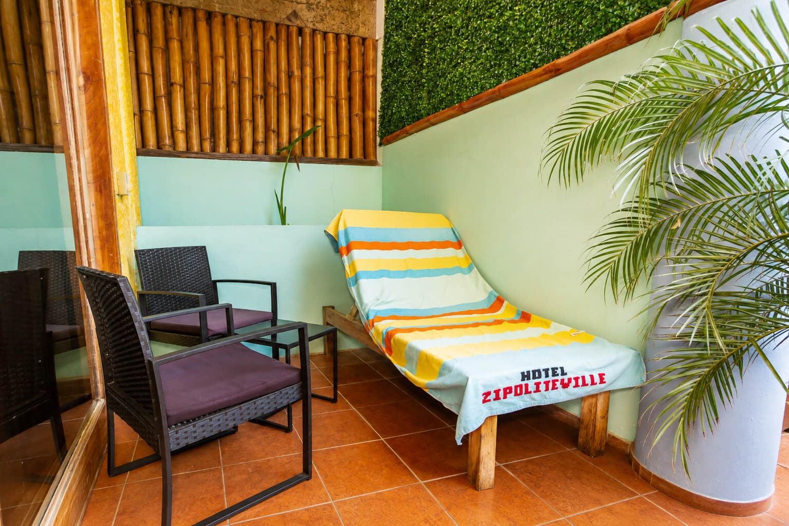 Quarto casal conforto de uso individual, vista para a piscina