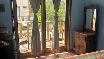 Chambre Double Confort pour 1 personne, vue piscine | Literie hypoallergénique, surmatelas, minibar, bureau