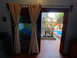 Chambre Confort double pour 1 personne, vue sur la piscine | Literie hypoallergénique, lit avec matelas à plateau-coussin, minibar