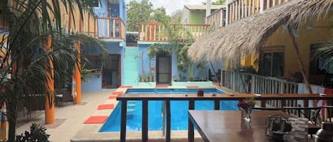 Bar junto a la piscina